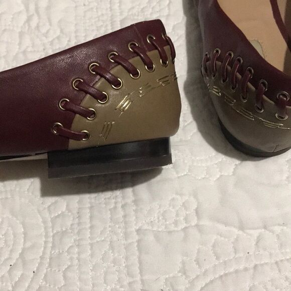 Pointed toe wine and gold flats - Picture 6 of 6